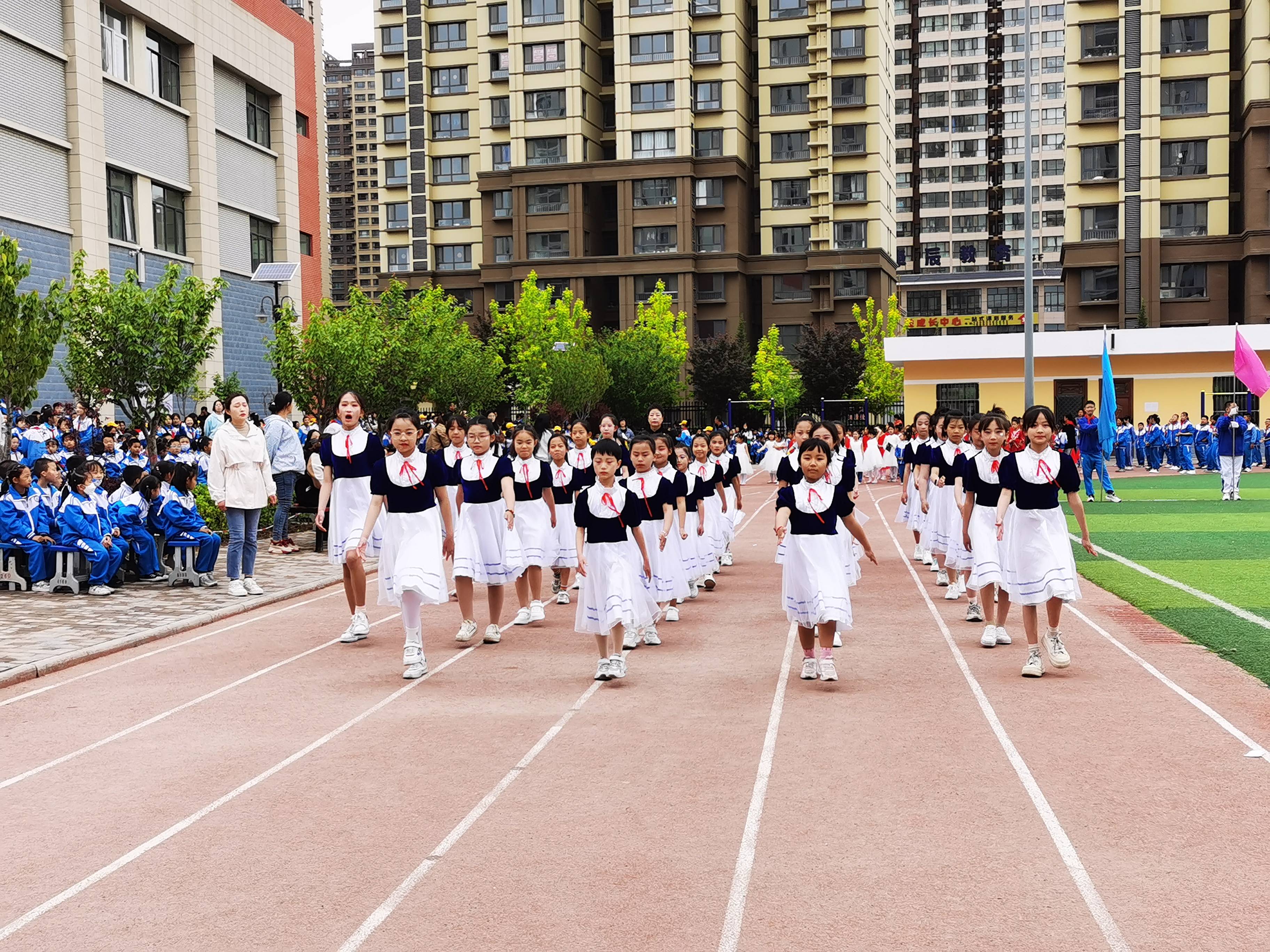 平凉市铁路中学(小学部)第五届田径运动会开幕