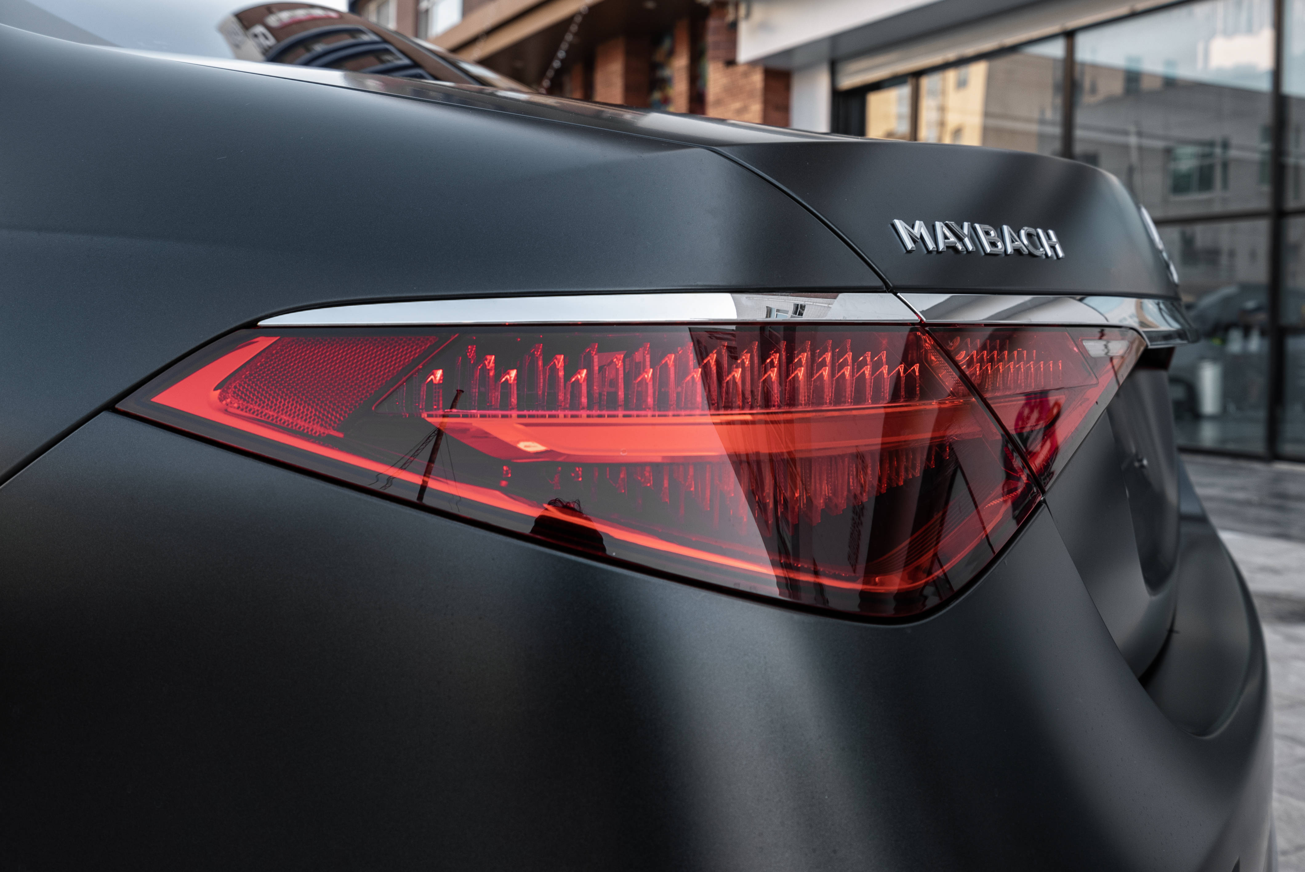 所以隔热效果的好坏与颜色深浅无关,隔热膜又分吸热膜和反射