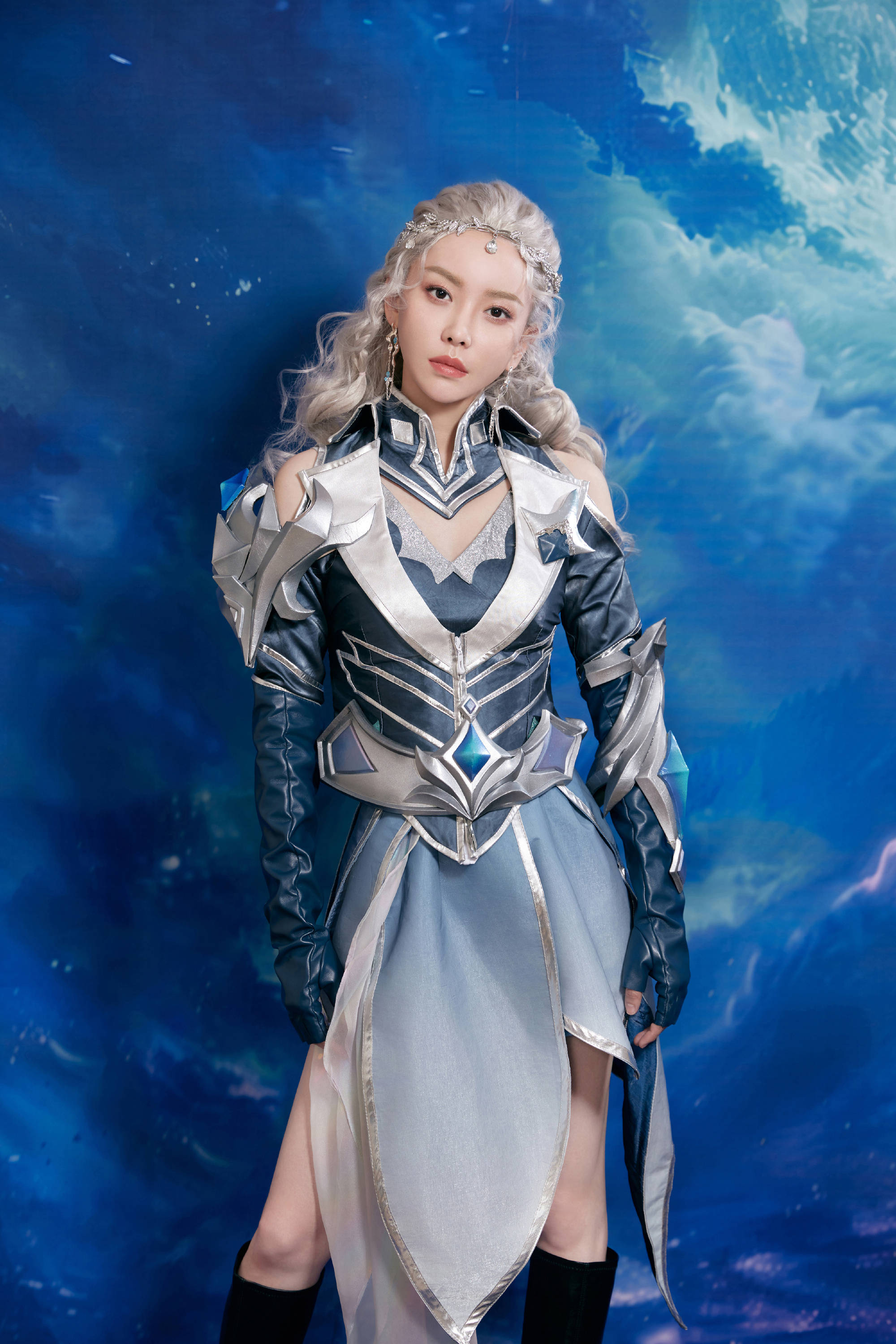 于文文cos露娜造型曝光 手持长刃化身女侠又美又飒_游戏_人物_文化