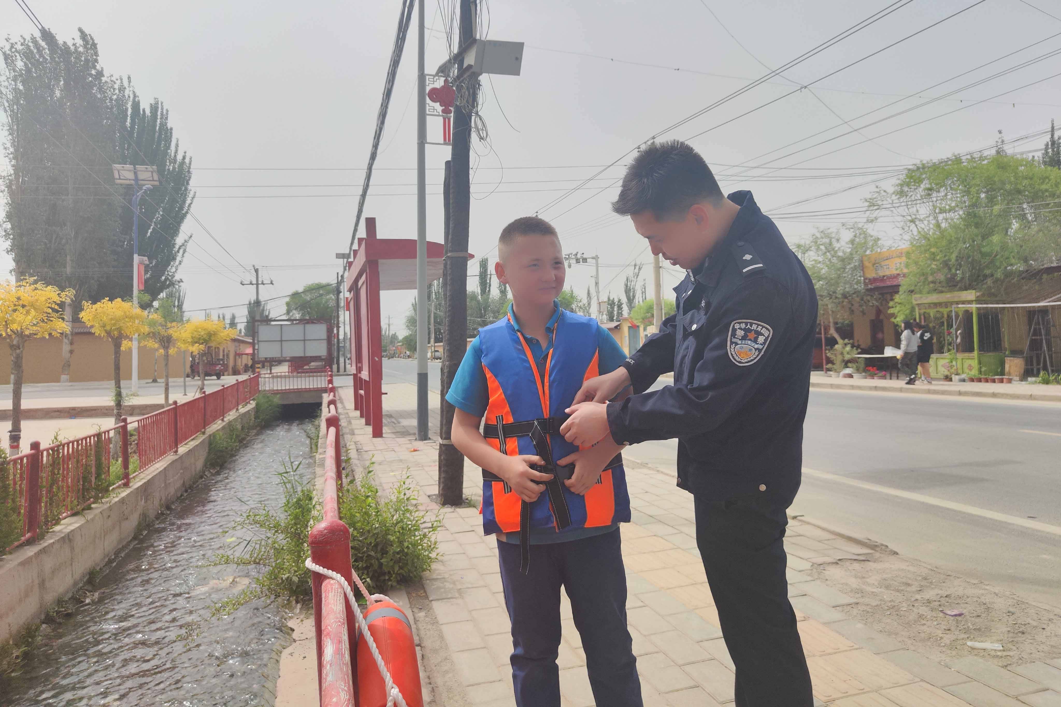 冯飞忍摄5月1日,轮台县公安局铁热克巴扎派出所民警现场教学辖区焉