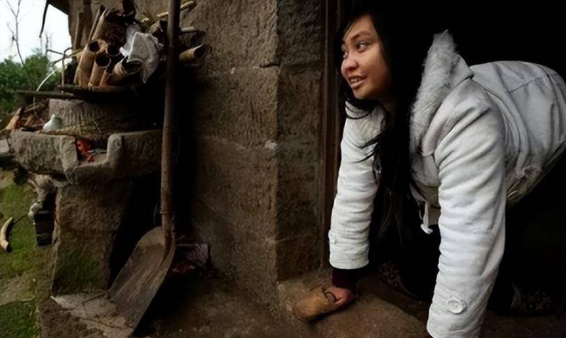 与世隔绝"爬行村":全村人不会正常走,出门全靠爬,返祖现象?