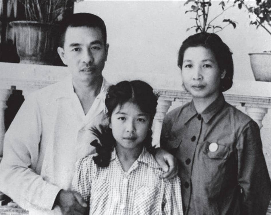 曾志与丈夫陶铸和女儿陶斯亮终于找回了两个孩子全国解放后,曾志把