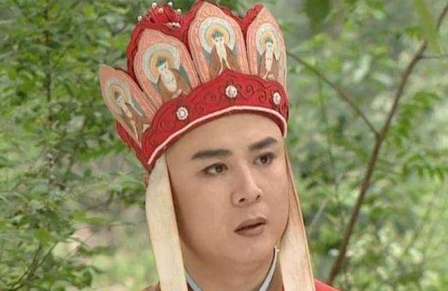 二,与唐僧论战白鹿精一方面去十洲三岛采集草药,一方面指使狐狸精引诱