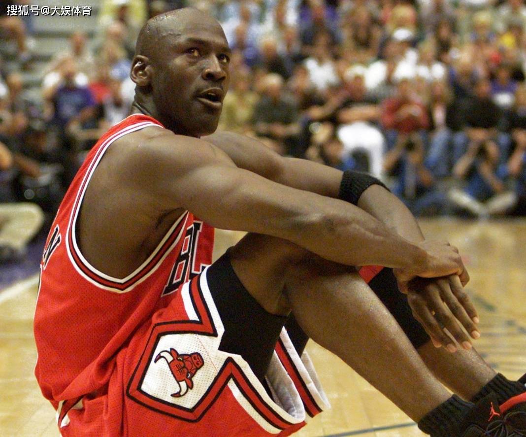 乔丹什么时候是联盟第一人?1988年!这一年拿到了几乎所有的荣耀