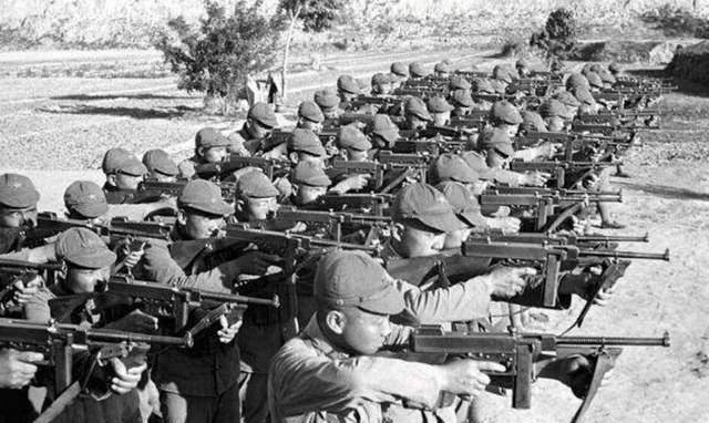 为什么说《亮剑》中楚云飞的卫队,用汤姆逊冲锋枪更合适?