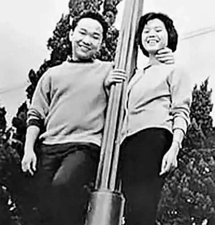 古龙:48岁英年早逝,下葬时48瓶xo陪葬,墓碑上四个大字引人注目