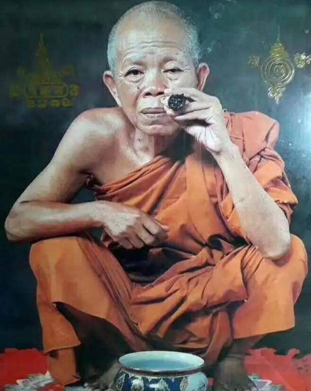 泰国传奇高僧:一生捐款60亿,国王向他下跪,送葬队伍长达16公里
