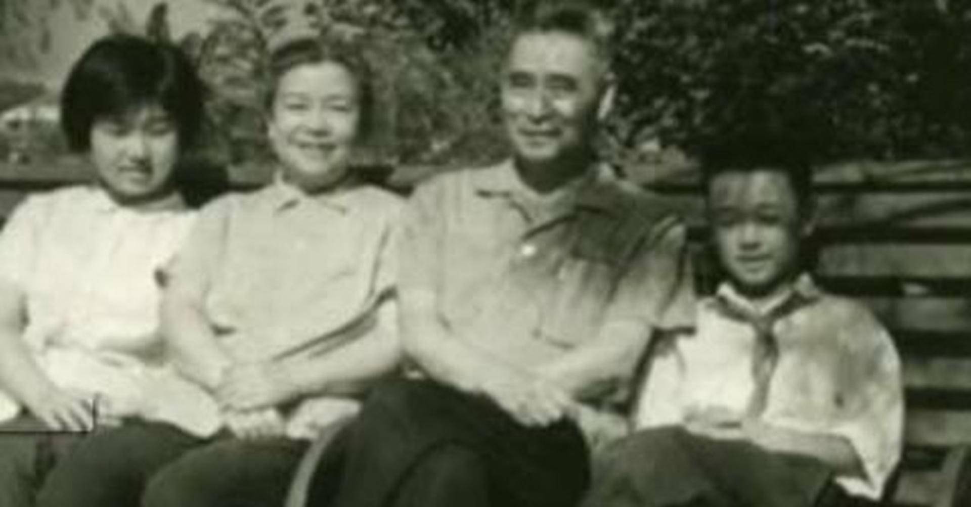 黄维特赦一年后,妻子蔡若曙投河自尽,苦等27年为何团聚如此短暂