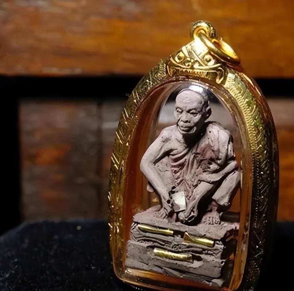 泰国传奇高僧:一生捐款60亿,国王向他下跪,送葬队伍长达16公里_龙婆坤