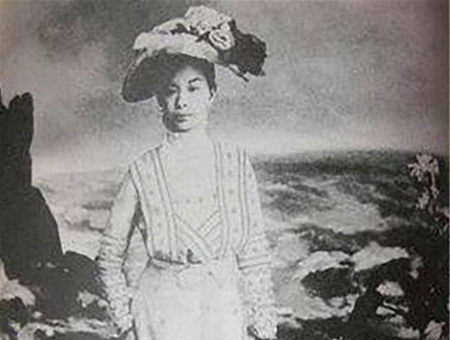 民国佳丽陆英:嫁妆排满十条街,36岁生下第14胎后,因拔牙早逝