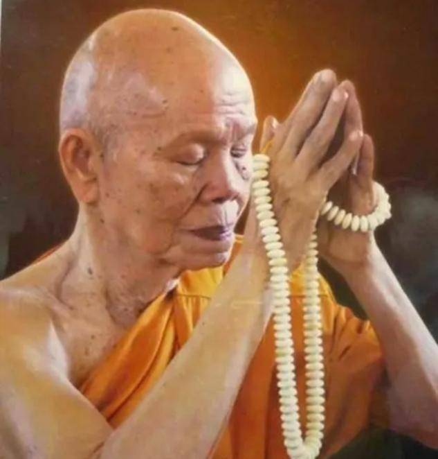 泰国传奇高僧:一生捐款60亿,国王向他下跪,送葬队伍长达16公里_龙婆坤
