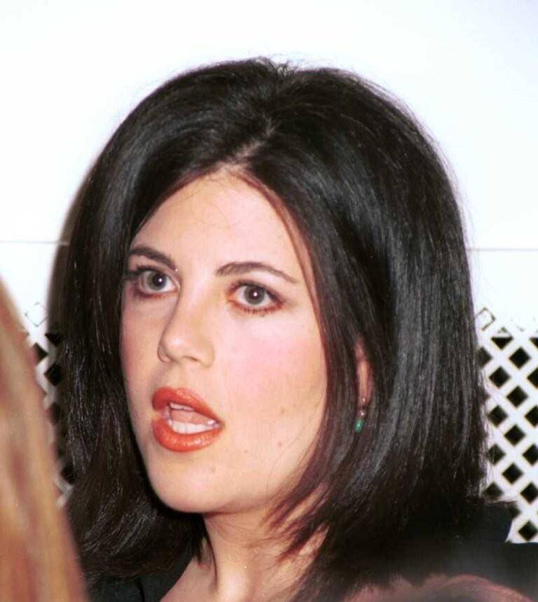 莱温斯基:闺蜜的录音让她陷入绝境,没洗的蓝裙成为她_