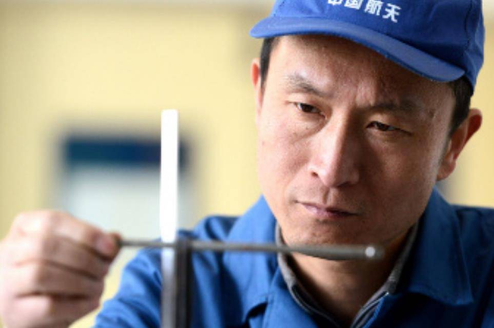 特殊的职业性质,决定着徐立平的工作步步惊险,随时与死神相伴.