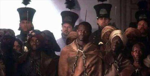 黑人奴隶的海上生活:不吃饭就撬开嘴往里灌,待遇还不如牲畜