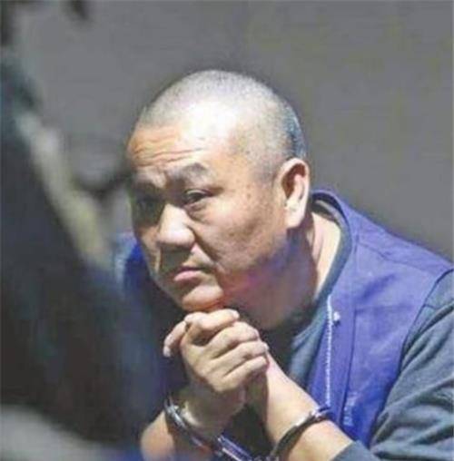 他亡命天涯16年,娶4位妻子生12个子女,靠赃款打拼出几个亿身家