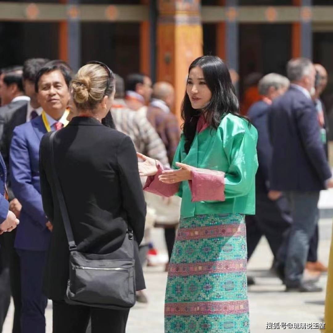 不丹佩玛王后参加社会活动,一身绿色传统不丹服饰示人,表情恬静淡然