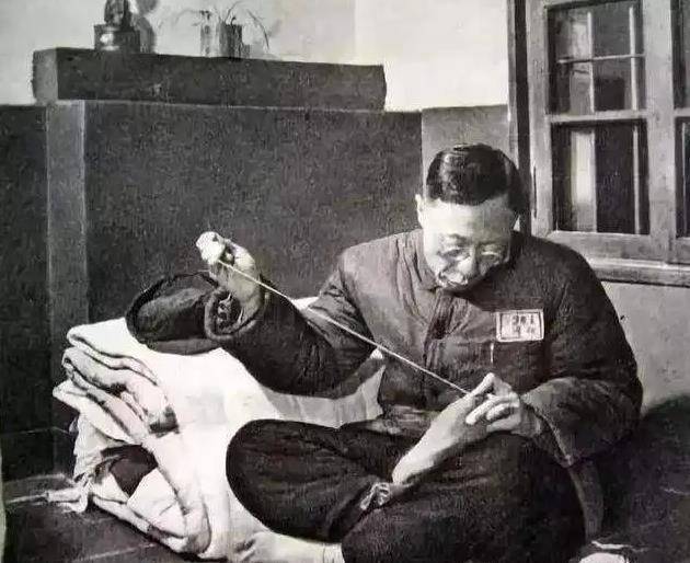 溥仪曾将一件宝贝缝进衣服26年,如今回到故宫,专家称赞:价值难估