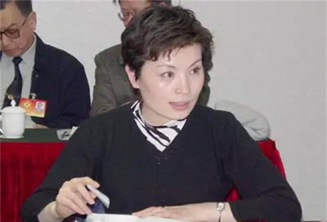 李瑞英:儿子坠楼仍坚守岗位,工作18年零失误,退休时却引非议