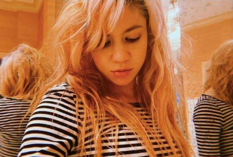 格莱姆斯:马斯克的奇葩前任,造型五彩斑斓,分手后还给他生孩子