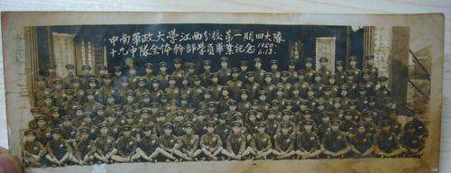 "1950年,时任西南军政大学政治教育科科长的王玮,突然对着眼前的一位