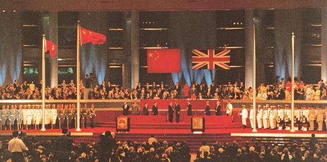 香港回归26年,殖民者装束仍在?该摘掉法官头上的"方便面"了!