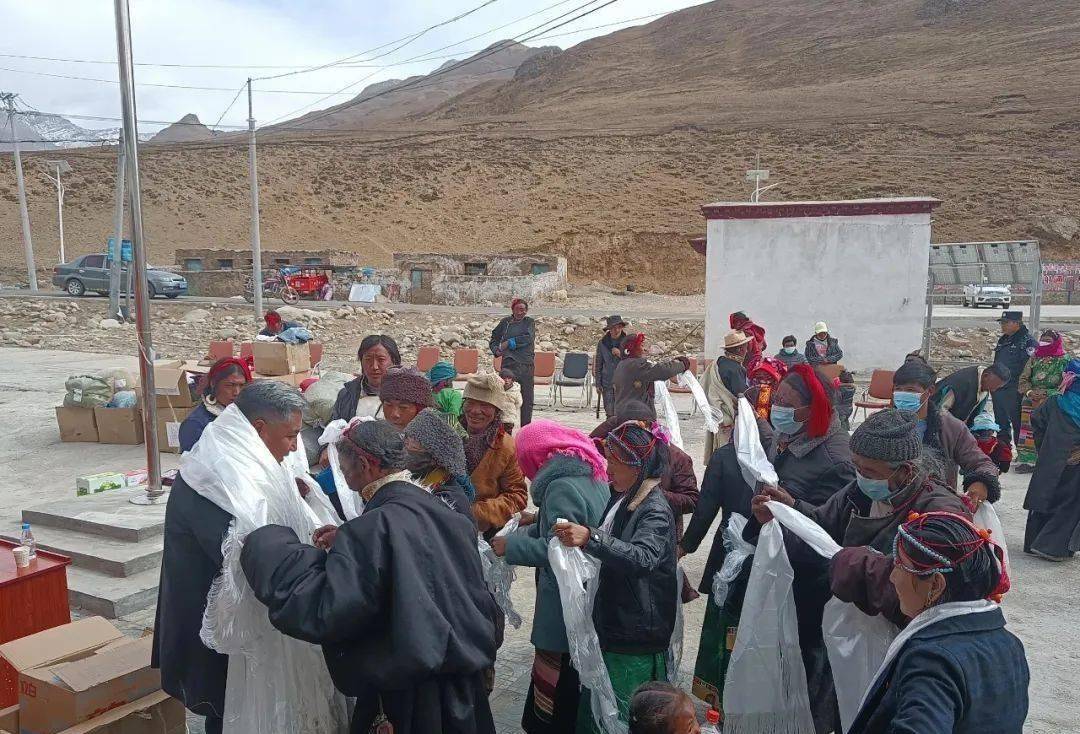 藏族小伙14年收养27名孤儿,为办福利院不惜变卖房产,如今怎样了_尼玛