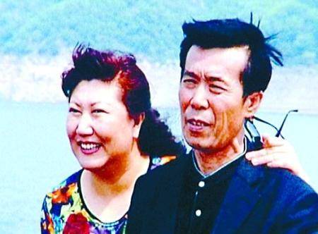 捧红赵本山,抛弃原配和高秀敏同居14年,发妻在他怀里笑着去世