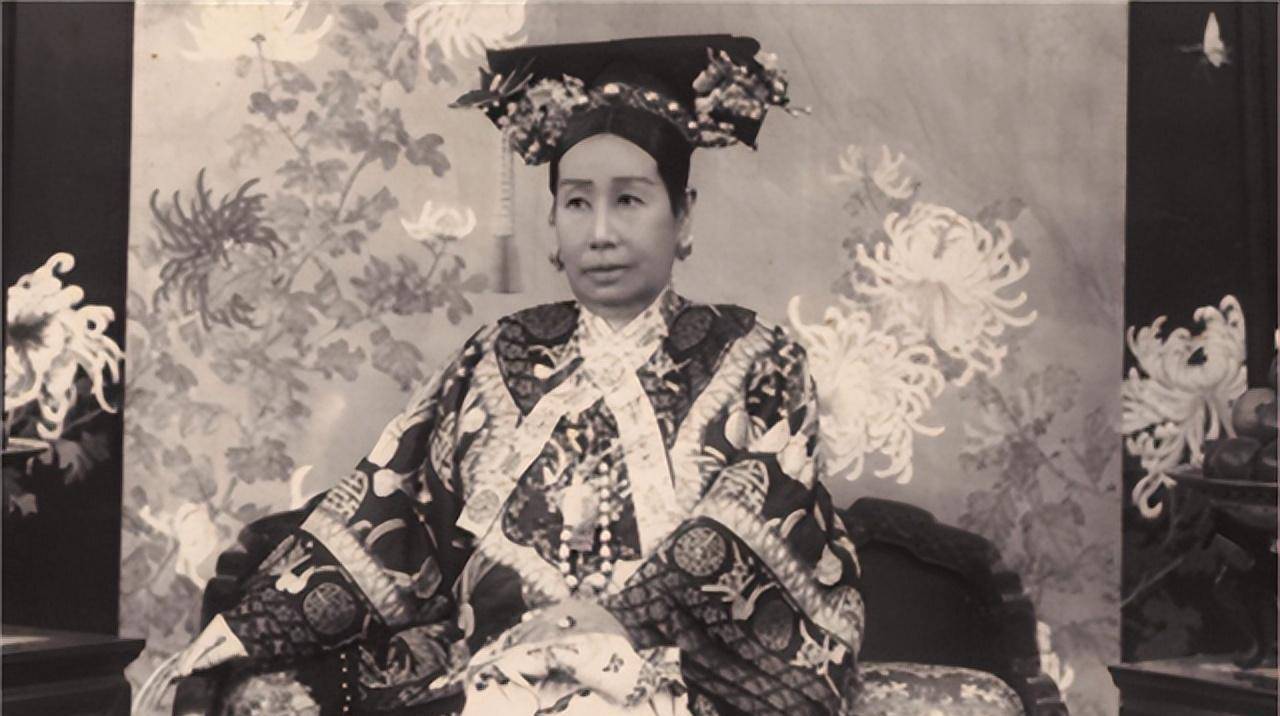 往谈录》中也有关于慈禧保养皮肤的记载:慈禧每天会饮用新鲜的人奶,再