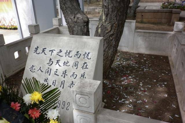 八宝山公墓中,受祭拜最多的是谁81号墓安葬着谁无名墓碑是谁?