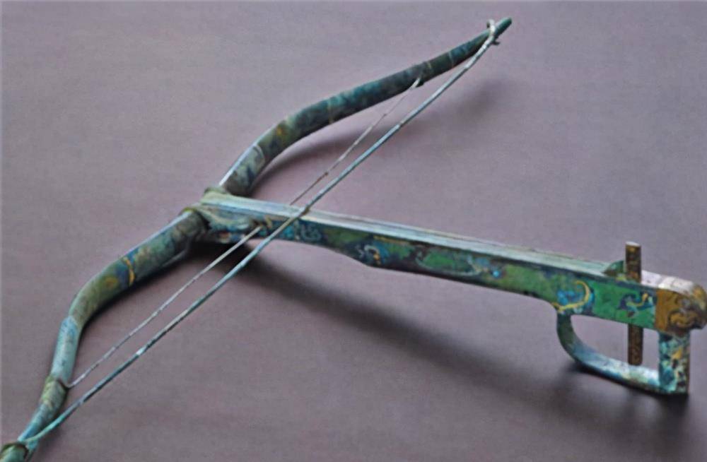 尽管作为弩弓的木材已经腐朽,然而末端的青铜弩机依然能够活动自如