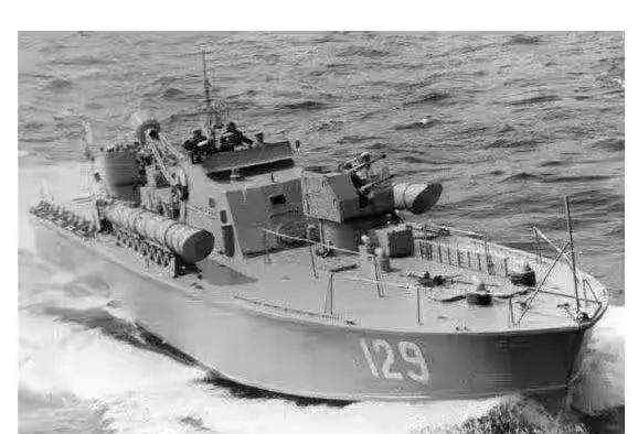 岸上指挥所马上发来了通报:敌舰在你右舷30度.