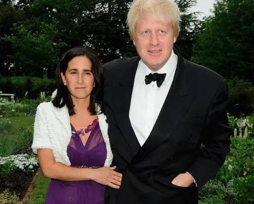 英国首相之妻:私生女出身,挤走前妻戴鸽子蛋大钻戒,龅牙妹凭啥