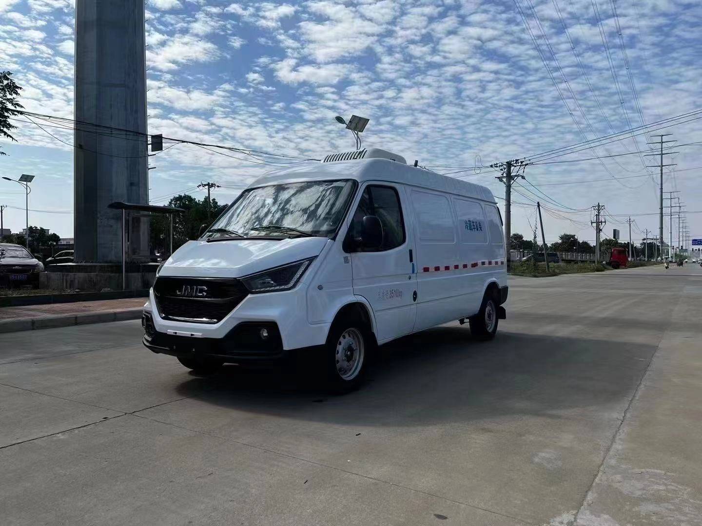 2米8江铃特顺面包冷藏车