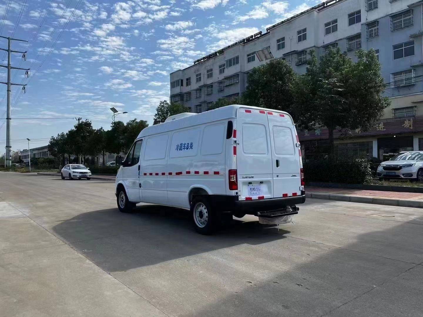 2米8江铃特顺面包冷藏车