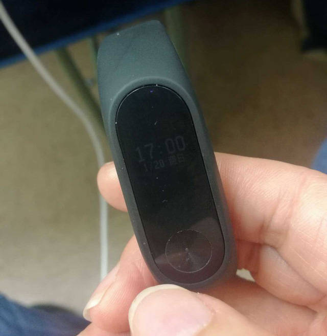 我买的小米手环,充电的时候经常没有反应,网上的教程是擦一下金属触点