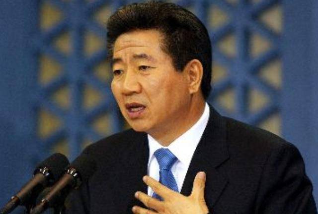 "草根总统"卢武铉:当政时对美摇摆不定,卸任后为何跳崖自杀?