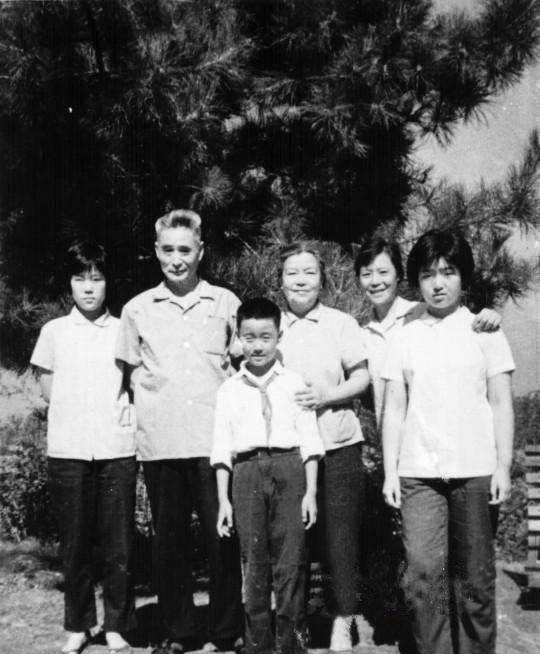 1975年黄维被特赦,一年后,等待27年的妻子蔡若曙为何跳河自尽?