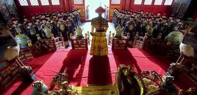 清朝官员下跪前,为什么要拍两下袖子?得知原因:难怪国力衰落