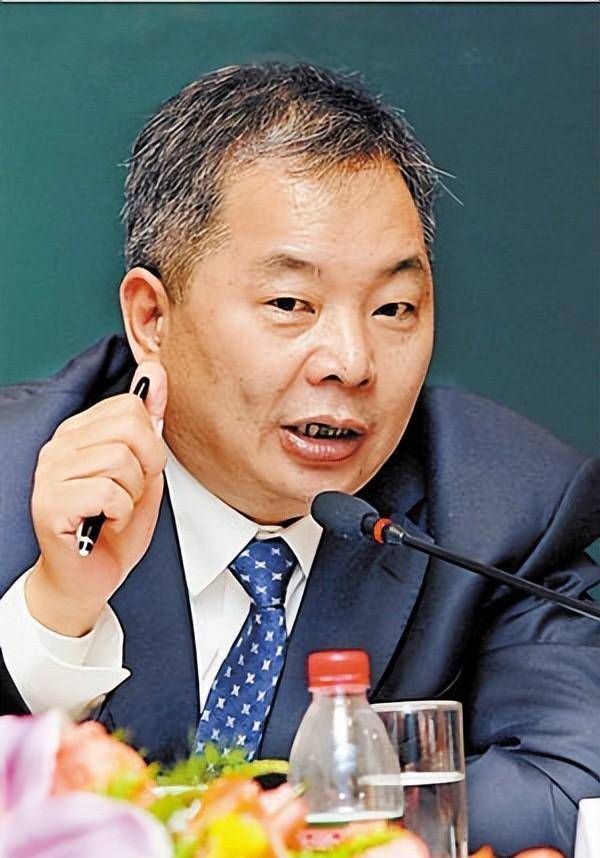 一代房地产大佬谢幕:借15万造2700亿帝国,曾号召足坛打黑