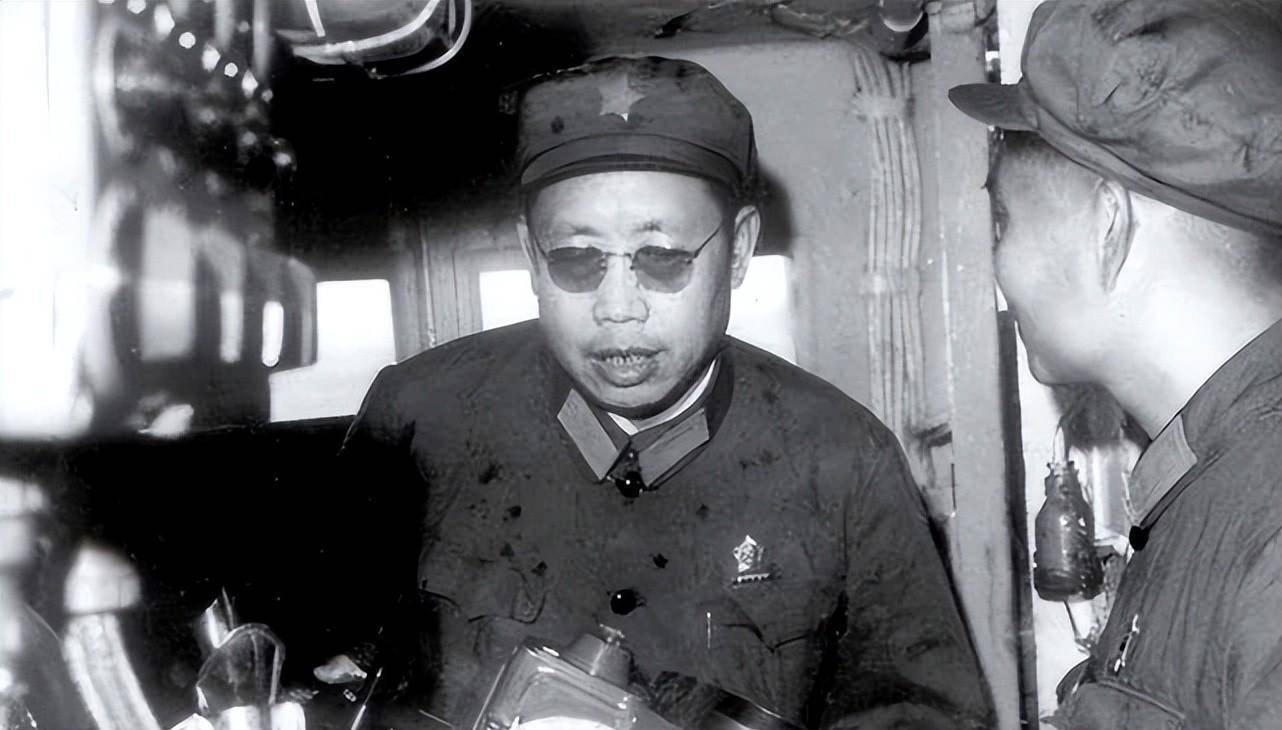 1960年1月,海航2师5团飞行员杨德才从宁波驾驶飞机逃往台湾;1962年