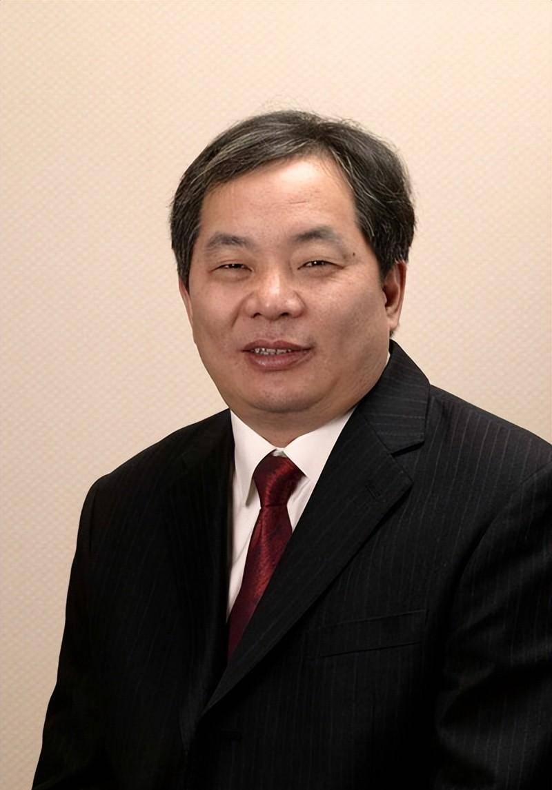 早在读书时,他的成绩虽不是最拔尖,思维却是最活跃的那个.