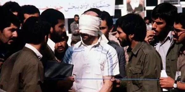 被"神棍"窃取的伊朗:流亡15年的霍梅尼,为何深受万人拥护?