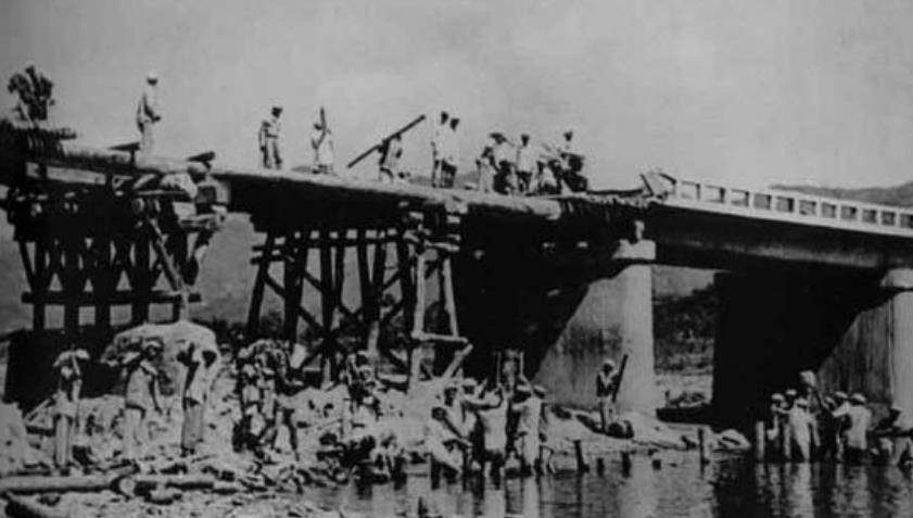 在西清川江桥,东大同江桥,东沸流江桥,洪学智的后勤部队与美国的空军