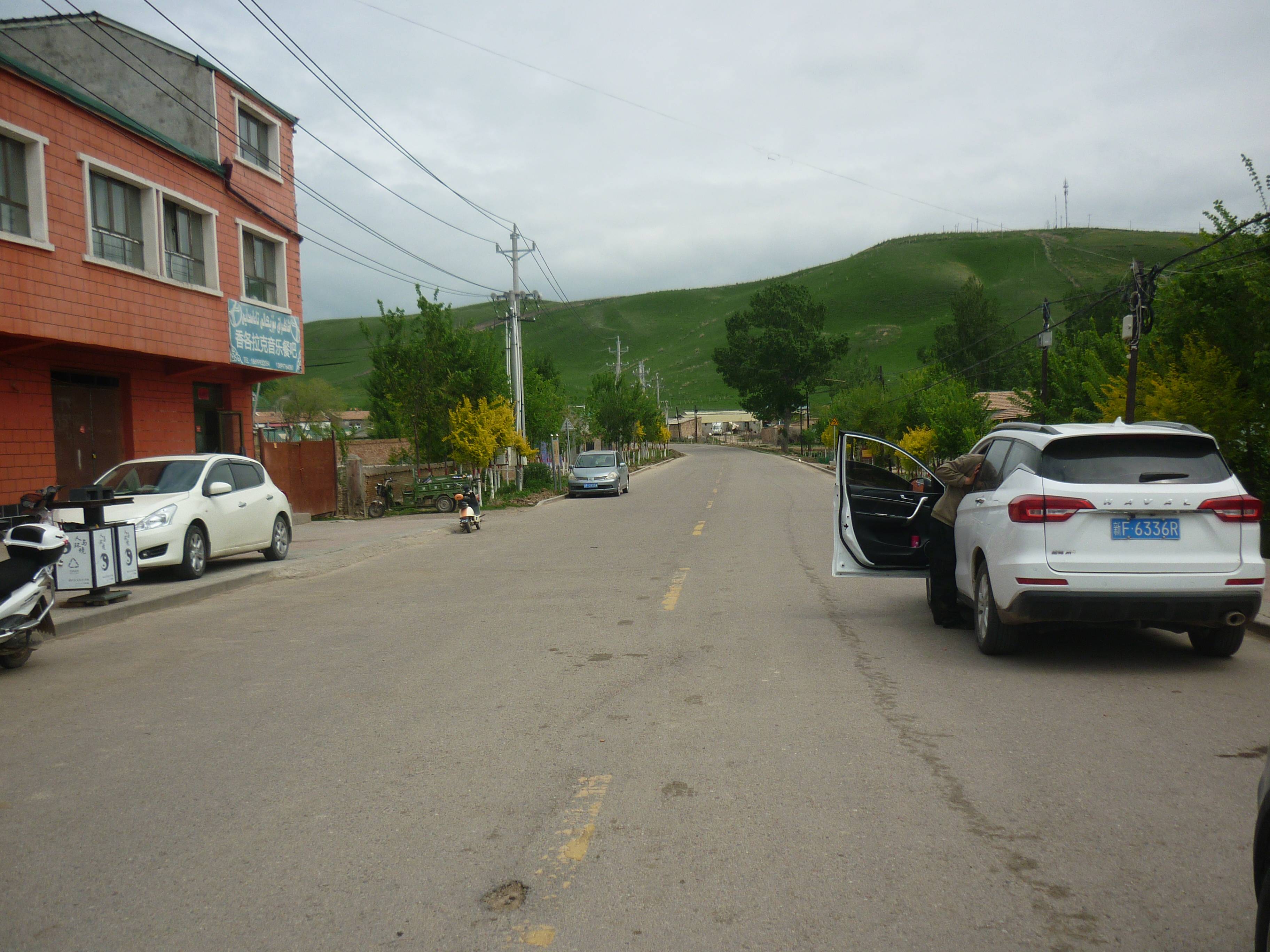 2024年5月12日上午,笔者开车导航从特克斯县进入齐勒乌泽克镇阿腾套村