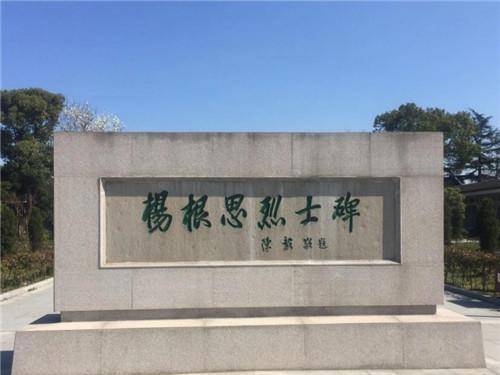 累积下来,杨根思所部接连击退了美军八次进攻,第八次结束后阵地便只剩