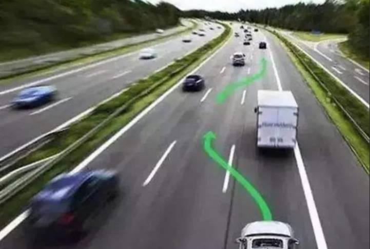 并线技巧:1,打开转向灯首先在并线之前,要适时的