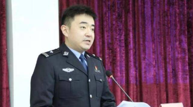 卫辰尧在做报告"爸爸妈妈,现在我也是一名光荣的人民警察,你们未完成