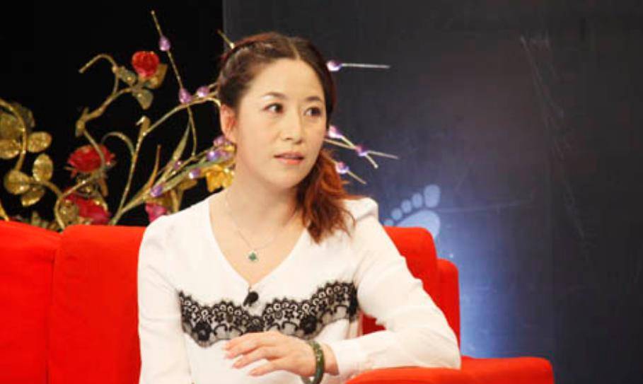 "孤独"的奥运冠军:夺冠后没有国旗,没有掌声,独自绕场一周_王丽萍