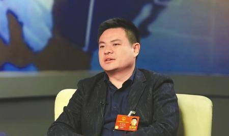 小伙刘若鹏造出隐身衣,美国不让其回国,向大使馆求助终圆归国梦