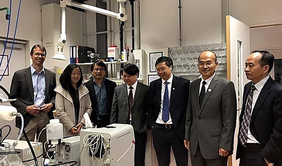 "忘恩负义"高华建:放弃中国国籍加入美国,为何深受